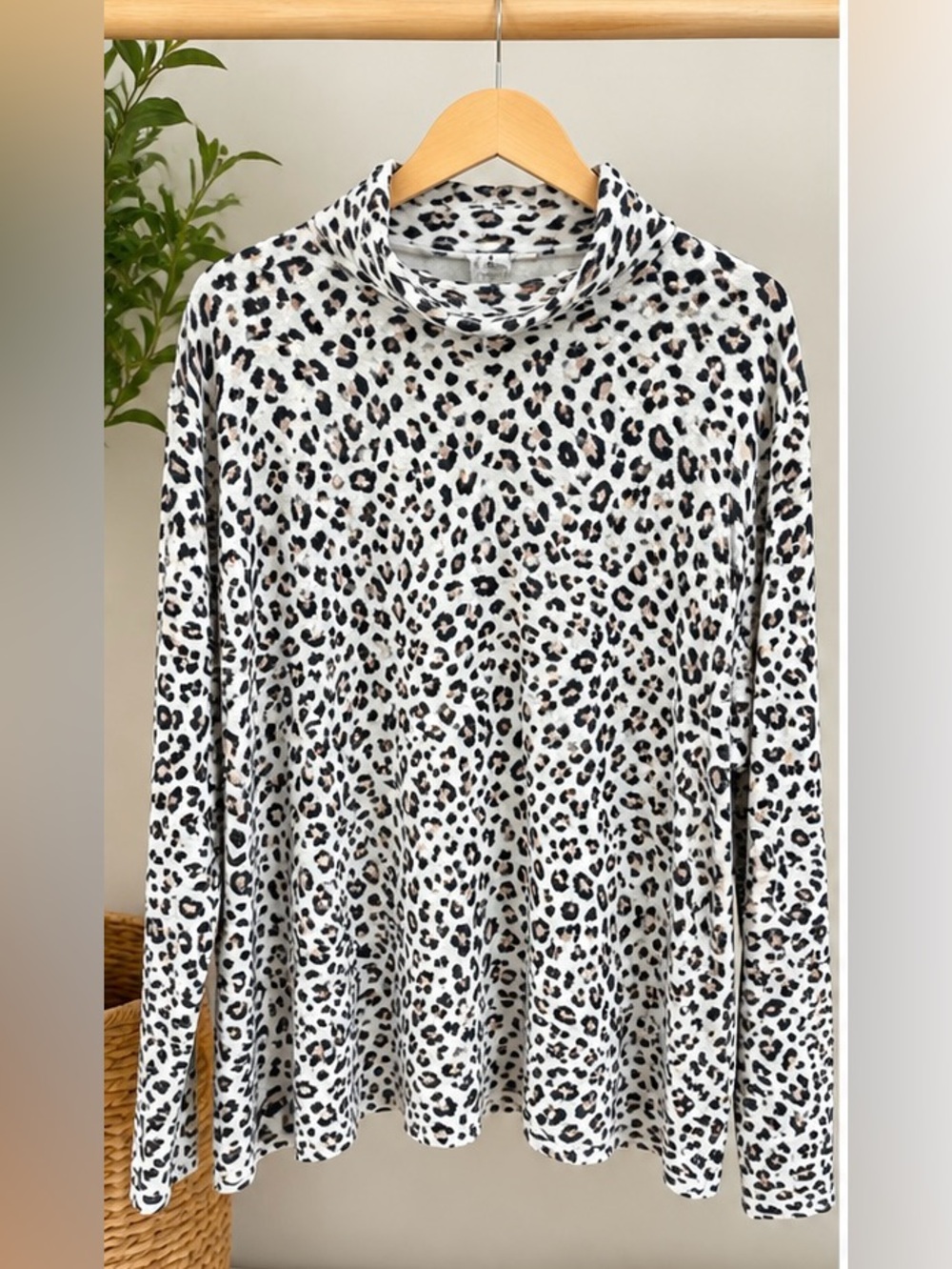 croft & barrow White Leopard Print Mock Neck Long Sleeve Top